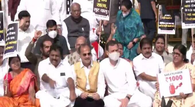 महागाईविरोधात काँग्रेसचा ‘हल्लाबोल’, राहुल गांधींसह ज्येष्ठ नेते उतरले रस्त्यावर