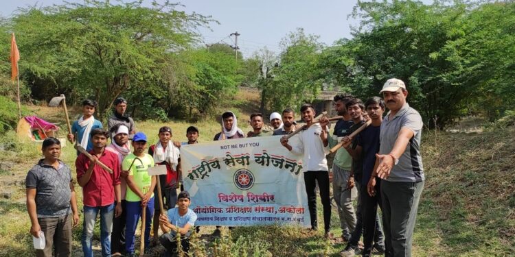 कौशल्य दुतांचे ‘श्रमसंस्कार’ :औद्योगिक प्रशिक्षण संस्थेच्या विद्यार्थ्यांनी केली सिसा बोंदरखेड गावात लोकोपयोगी कामे