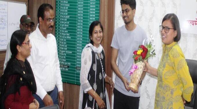 युक्रेनमध्ये शिकणारे जिल्ह्यातील पाचही विद्यार्थी स्वदेशी परत; जिल्ह्यात दोघे दाखल; जिल्हाधिकाऱ्यांकडून विचारपूस