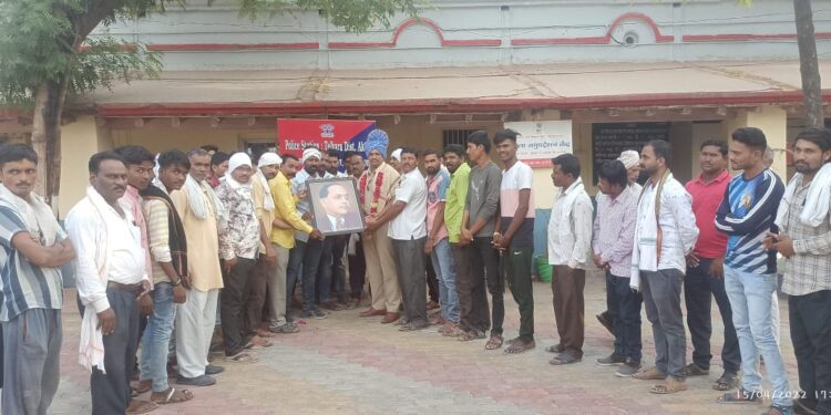 भीम जयंती साजरी करणाऱ्या मंडळांनी जातीय सलोखा राखणाऱ्या केला ठाणेदार ज्ञानोबा फड यांचा सन्मान