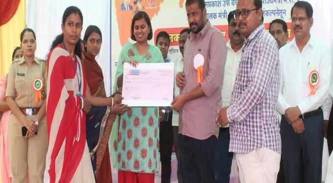 पालकमंत्री रोजगार नोंदणी पंधरवाड्याचा शुभारंभ: रोजगारासाठी प्रशिक्षण, अर्थसहाय्य, तांत्रिक मार्गदर्शनासाठी सहाय्य करणार-पालकमंत्री बच्चू कडू