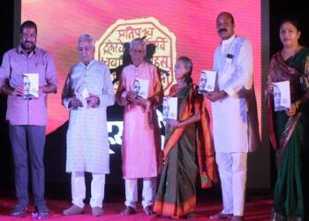 राम जाधव नाट्य तपस्वी पुरस्कार 2022: ज्येष्ठ रंगभूषाकार श्याम उमरेकर पालकमंत्री कडू यांच्या हस्ते सन्मानित