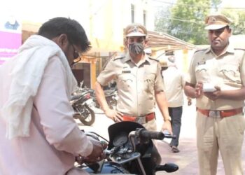 अकोल्यात दुचाकीस्वारांना हेल्मेट बंधनकारक