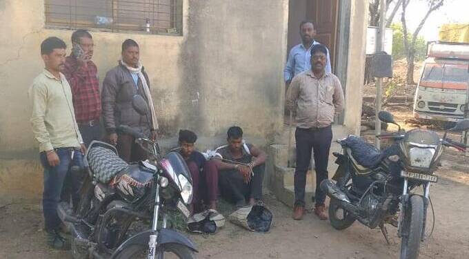 अकोट- हरणाची शिकार करून मास विक्री करणारे दोघे वनविभागाच्या जाळ्यात