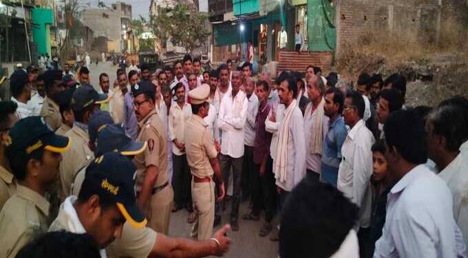 आगामी सण उत्सव शांततेत साजरे होण्यासाठी अकोट ग्रामीण पोलिसांचा रूट मार्च…..!