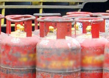 LPG Cylinder Price : рдПрд▓рдкреАрдЬреА рдЧреЕрд╕ рд╕рд┐рд▓рд┐рдВрдбрд░ рддрдмреНрдмрд▓ реирелреж рд░реБрдкрдпрд╛рдВрдиреА рдорд╣рд╛рдЧрд▓рд╛