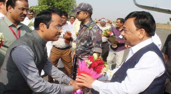 केंद्रीय सूक्ष्म, लघु व मध्यम उद्योग मंत्री नारायण राणे यांचे अकोला विमानतळावर आगमन व स्वागत