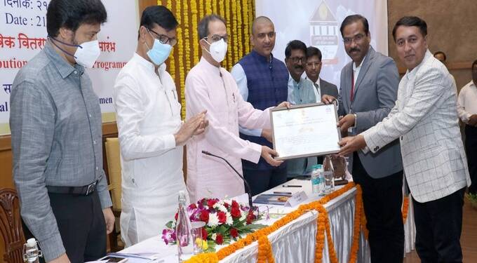 ‘राजीव गांधी प्रशासकीय गतिमानता अभियान व स्पर्धेचे मुंबईत मुख्यमंत्री उद्धव ठाकरे यांच्या हस्ते पारितोषिक वितरण अकोला जिल्ह्याच्या ‘डिजिटल राहुटी’ उपक्रमाचा समावेश