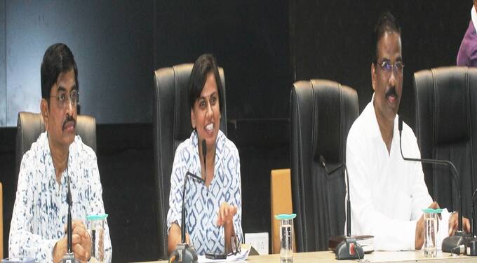 मान्सुनपूर्व तयारी आढावा : समन्वय, संपर्क आणि सतर्कतेने काम करावे- जिल्हाधिकारी निमा अरोरा