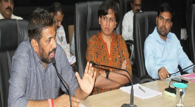 महिलांची आरोग्य तपासणी: तालुकानिहाय शिबीर आयोजित करा- पालकमंत्री बच्चू कडू