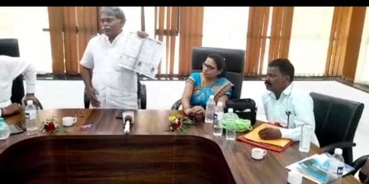 माहितीच्या अधिकाराची कास धरावी