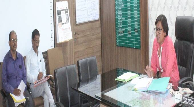 मिशन वात्सल्य आढावा :नोकरदार महिलांच्या बालकांसाठी संगोपन केंद्राचे नियोजन करावे- जिल्हाधिकारी निमा अरोरा यांचे निर्देश