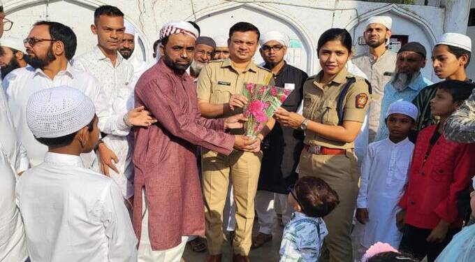 ईदच्या पार्श्वभूमीवर जमीयत अहले हदीस अकोट तर्फे पोलिस अधिकारी यांचा सत्कार