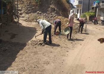 अकोला पालकमंत्री यांच्या निधीतून सुरू झालेल्या रस्त्यांच्या कामाबद्दल सार्वजनिक बांधकाम विभागाकडे तक्रार दाखल