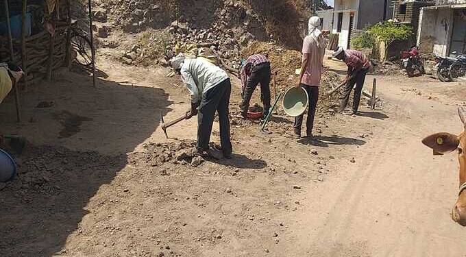 अकोला पालकमंत्री यांच्या निधीतून सुरू झालेल्या रस्त्यांच्या कामाबद्दल सार्वजनिक बांधकाम विभागाकडे तक्रार दाखल