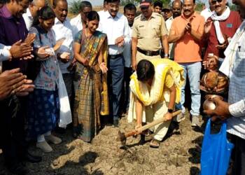 जिल्हाधिकारी निमा अरोरा यांच्या उपस्थितीत तलावातील गाळ काढण्यास सुरुवात