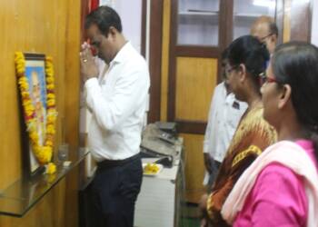 जिल्हाधिकारी कार्यालयात राष्ट्रसंत तुकडोजी महाराज यांना जयंतीनिमित्त अभिवादन