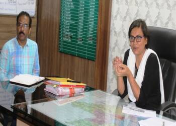 कापडी पिशव्यांचा वापर करा; जिल्हाधिकाऱ्यांचे आवाहन