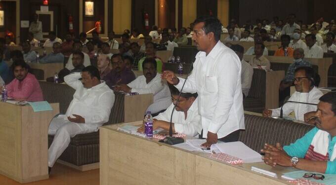 जिल्हा नियोजन समिती बैठक; आरोग्य, शिक्षण क्षेत्रातील सुविधा विकासासाठी एकत्र यावे- पालकमंत्री बच्चू कडू