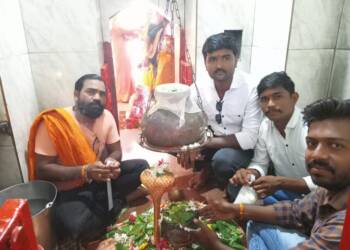 राज ठाकरे यांच्या वाढदिवसानिमित्त गौतमेश्वर येथे दुग्धअभिषेक