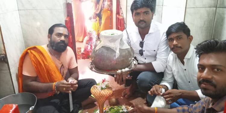 राज ठाकरे यांच्या वाढदिवसानिमित्त गौतमेश्वर येथे दुग्धअभिषेक