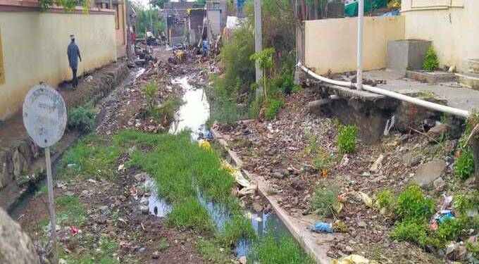 ग्राम रिधोरा येथे साफसफाई अभावी गटारींची दयनीय अवस्था, नागरिकांचे आरोग्य धोक्यात