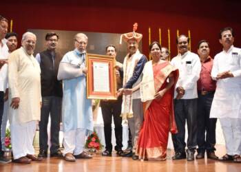 मुख्य विश्वस्त एस.एम. देशमुख जीवन गौरव पुरस्काराने सन्मानित, आपला कणा ताठ ठेवायचा की नाही हे ठरविण्याची वेळ पत्रकारितेत आली आहे : ज्येष्ठ अभिनेते विक्रम गोखले