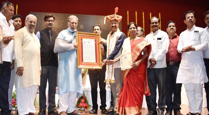 मुख्य विश्वस्त एस.एम. देशमुख जीवन गौरव पुरस्काराने सन्मानित, आपला कणा ताठ ठेवायचा की नाही हे ठरविण्याची वेळ पत्रकारितेत आली आहे : ज्येष्ठ अभिनेते विक्रम गोखले