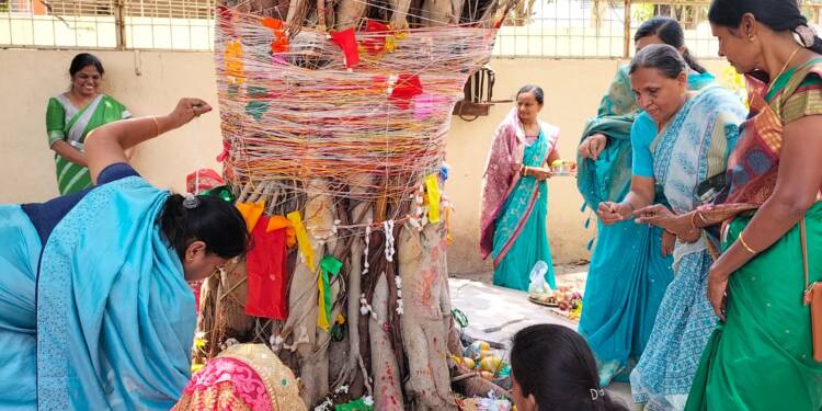 अनिष्ठ परंपरा झुगारत स्वामिनीच्या विधवांनी केले वटपौर्णिमा पुजन १२ वर्षापासुन समाज परिवर्तनाची लढाई कायम