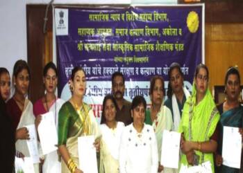 सामाजिक न्याय विभागाचा उपक्रम हक्क संरक्षण व कल्याणासाठी तृतीयपंथीयांना ओळखपत्र व प्रमाणपत्र वाटप