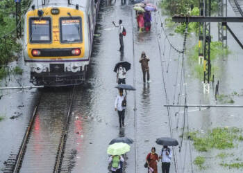 Mumbai Rain Alert: रेल्वे सेवेला पावसाच्या फटक्यानंतर ‘या’ मार्गावरील लोकल सेवा विस्कळीत