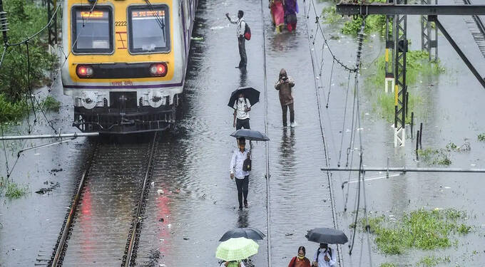 Mumbai Rain Alert: रेल्वे सेवेला पावसाच्या फटक्यानंतर ‘या’ मार्गावरील लोकल सेवा विस्कळीत