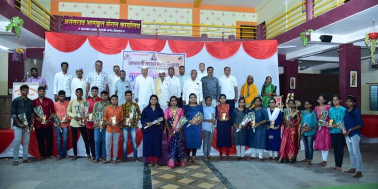 दख्खणी मराठा मंडळ,तेल्हारा तर्फे गुणवंत विद्यार्थ्यांचा सत्कार