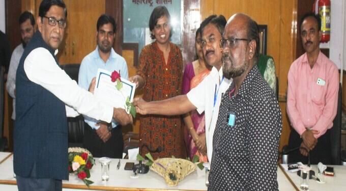 स्वच्छ विद्यालय पुरस्कार; जिल्हास्तरावरील ३८ शाळांना जिल्हाधिकाऱ्यांच्या हस्ते पुरस्कार वितरण