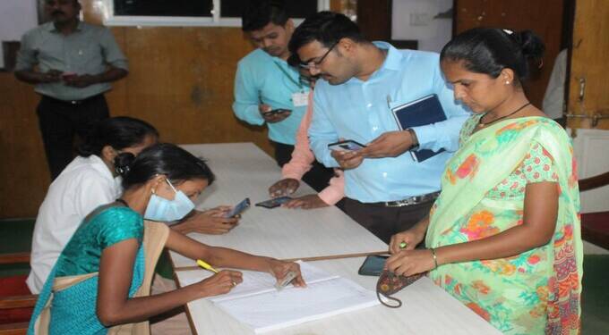 महसूल विभागातील 61 फ्रंट लाईन वर्कर्सने घेतला प्रिकॉशन डोस