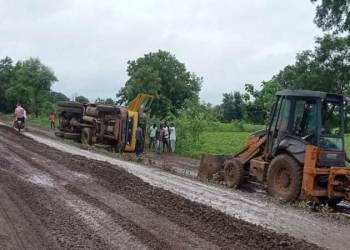 हिवरखेड जवळ रस्त्याच्या ठेकेदाराचा मुरूमचा ट्रक पलटी