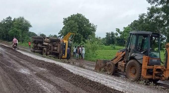 हिवरखेड जवळ रस्त्याच्या ठेकेदाराचा मुरूमचा ट्रक पलटी