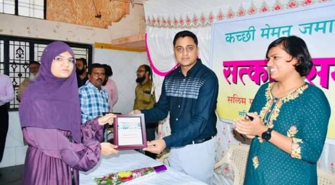 कच्छी मेमन जमाततर्फे गुणवंत विद्यार्थ्यांचा जिल्हाधिकाऱ्यांच्या हस्ते सत्कार