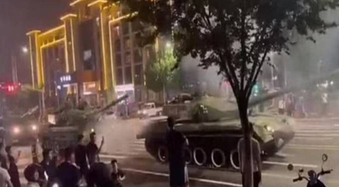 श्रीलंकेनंतर चीनमध्ये आर्थिक आणीबाणी? आंदोलक ठेवीदारांना हुसकावण्यासाठी रणगाडे तैनात