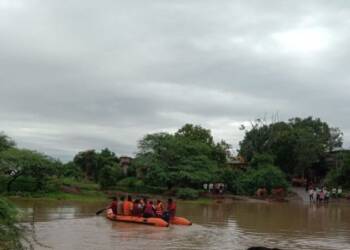 कारंजा रमजापूर येथे बचाव, वैद्यकीय पथक सज्ज; रुग्ण,वैद्यकीय पथक, यात्रेकरुंची बोटीद्वारे सुखरुप ने-आण