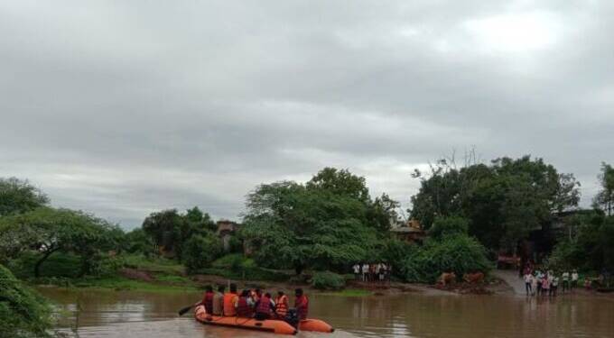 कारंजा रमजापूर येथे बचाव, वैद्यकीय पथक सज्ज; रुग्ण,वैद्यकीय पथक, यात्रेकरुंची बोटीद्वारे सुखरुप ने-आण