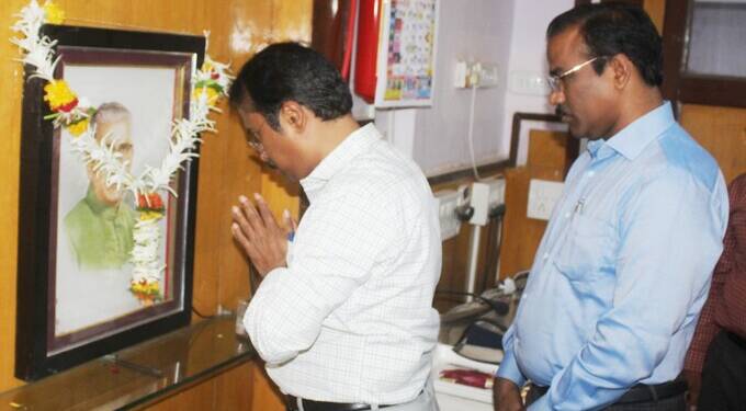 माजी मुख्यमंत्री वसंतराव नाईक जयंती; जिल्हाधिकारी कार्यालयात अभिवादन