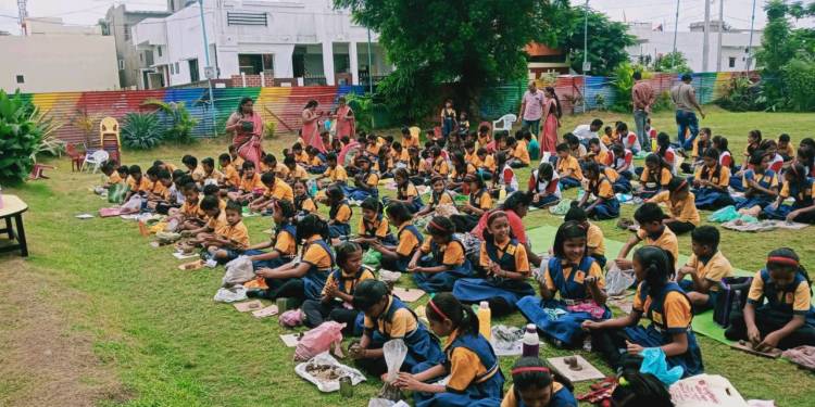 एज्युविला पब्लिक स्कूल येथे पर्यावरण पूरक गणेश मूर्ती कार्यशाळा