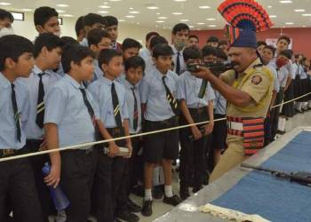 शालेय विद्यार्थ्यांन करीता अकोला पोलीस दला तर्फे शस्त्र प्रदर्शनी चे आयोजन…