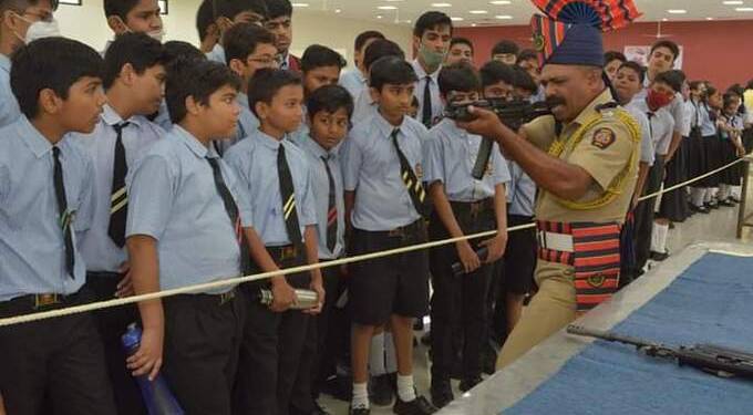 शालेय विद्यार्थ्यांन करीता अकोला पोलीस दला तर्फे शस्त्र प्रदर्शनी चे आयोजन…