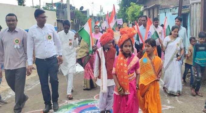 स्वातंत्र्याच्या अमृत महोत्सवा निमित्त हिवरखेड येथे काढली तिरंगा रॅली