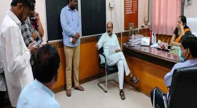 अकोला सर्वोपचार रुग्णालय सर्वसामान्य नागरिकांना त्रास होता कामा नये -आमदार सावरकर यांचा इशारा