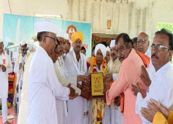 मधुकर महाराज साबळे यांना निष्ठावंत वारकरी पुरस्कार प्रदान करण्यात आला