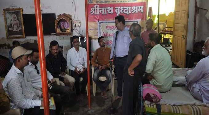 जागतिक फार्मासिस्ट दिनानिमित्त तेल्हारा केमिस्ट व ड्रॅगिस्ट असोसिएशन मार्फत श्रीनाथ वृद्धाश्रम येथे ब्लॅंकेट फळे अल्पोहार आणि मेडिसिन वाटप