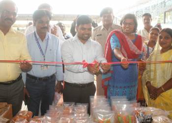 बचत गट स्टॉल उद्घाटन २ (1)